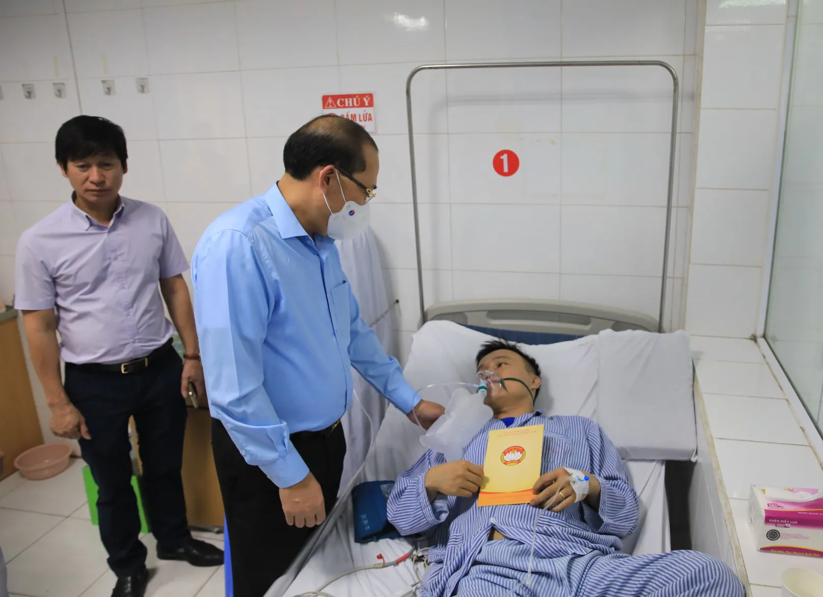 Lãnh đạo MTTQ Việt Nam trao hỗ trợ nạn nhân vụ cháy tại quận Cầu Giấy