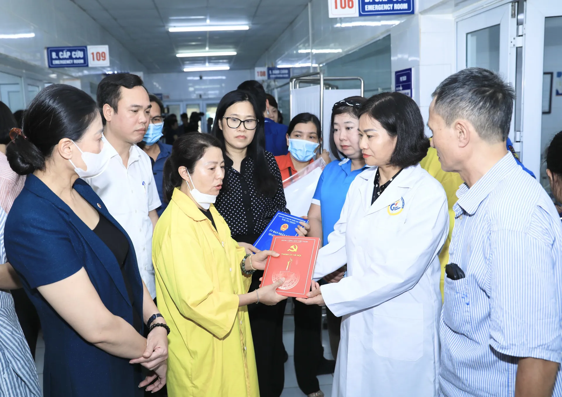 Lãnh đạo Thành phố thăm, động viên nạn nhân vụ cháy tại đường Trung Kính