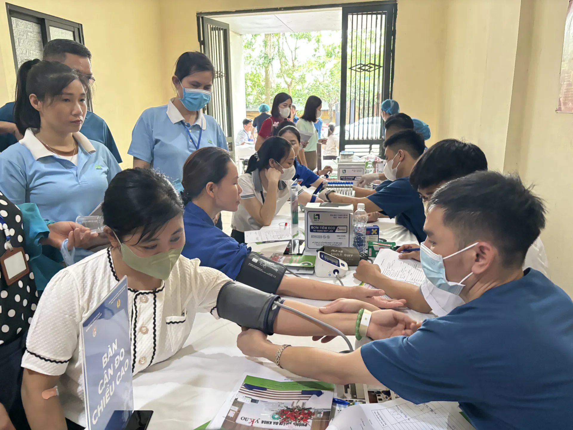 Khám sức khỏe miễn phí, tặng quà cho thanh niên công nhân Thủ đô