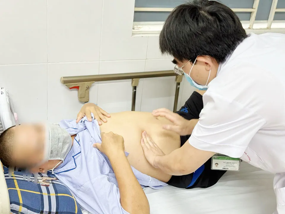 Người đàn ông nhiễm ổ sán lá gan lớn do thói quen ăn rau sống