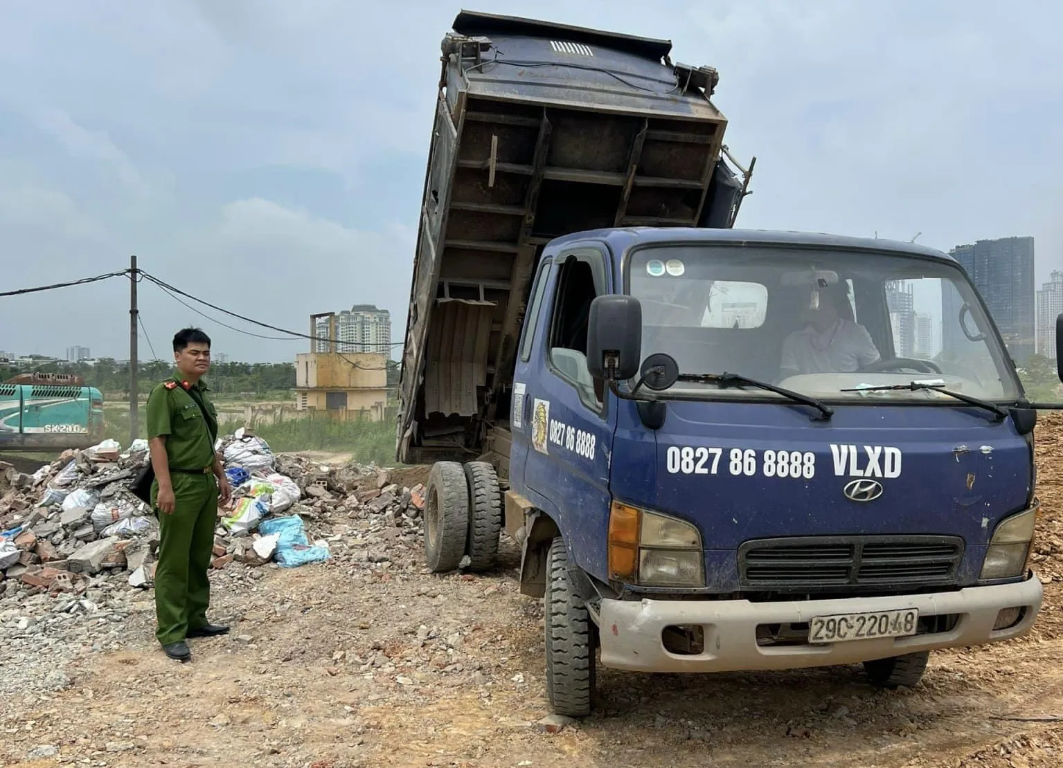 Xử lý tình trạng đổ trộm phế thải ra bãi sông Hồng