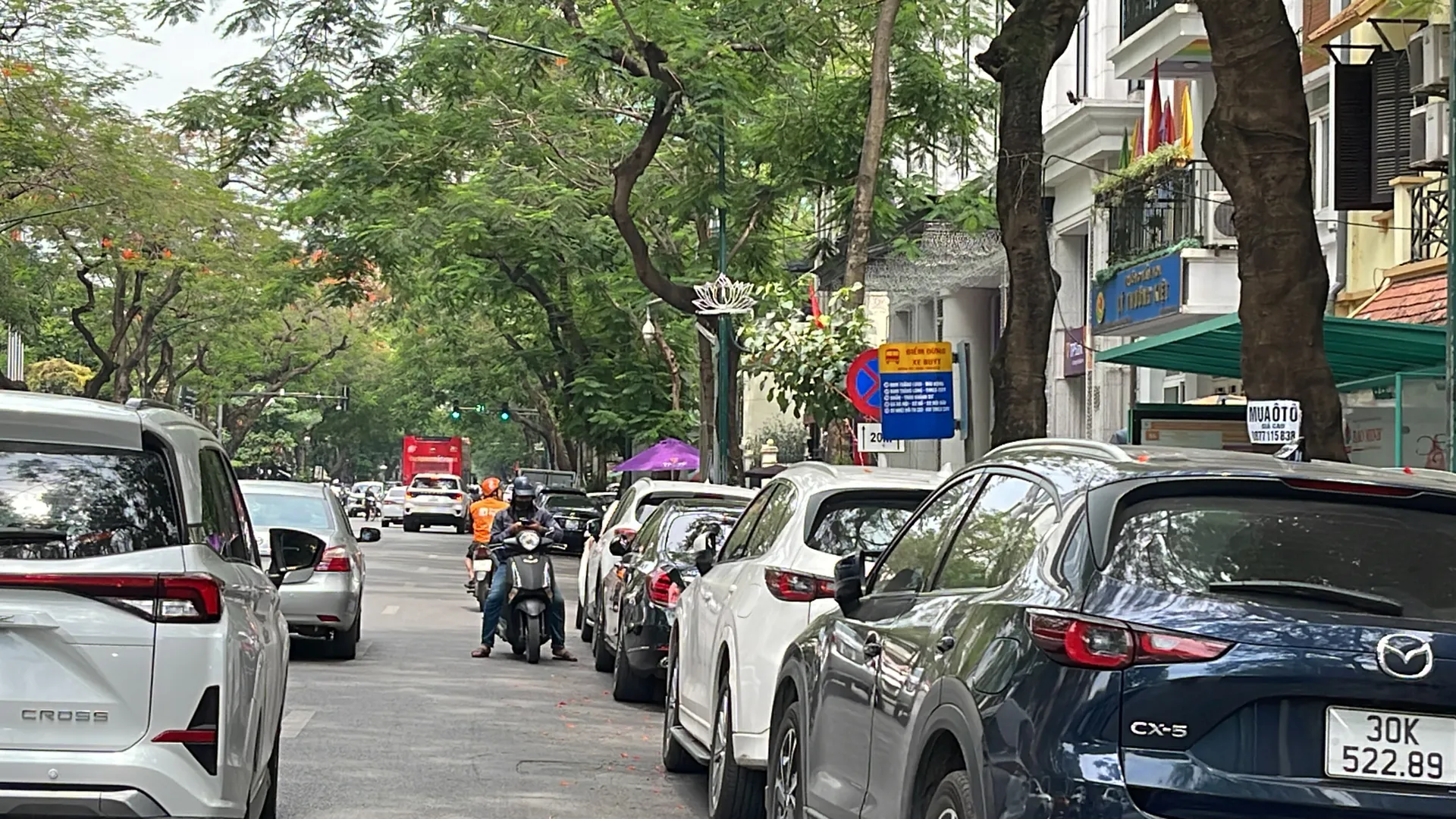 Hàng loạt điểm chờ xe buýt trên phố Lý Thường Kiệt bị chiếm dụng