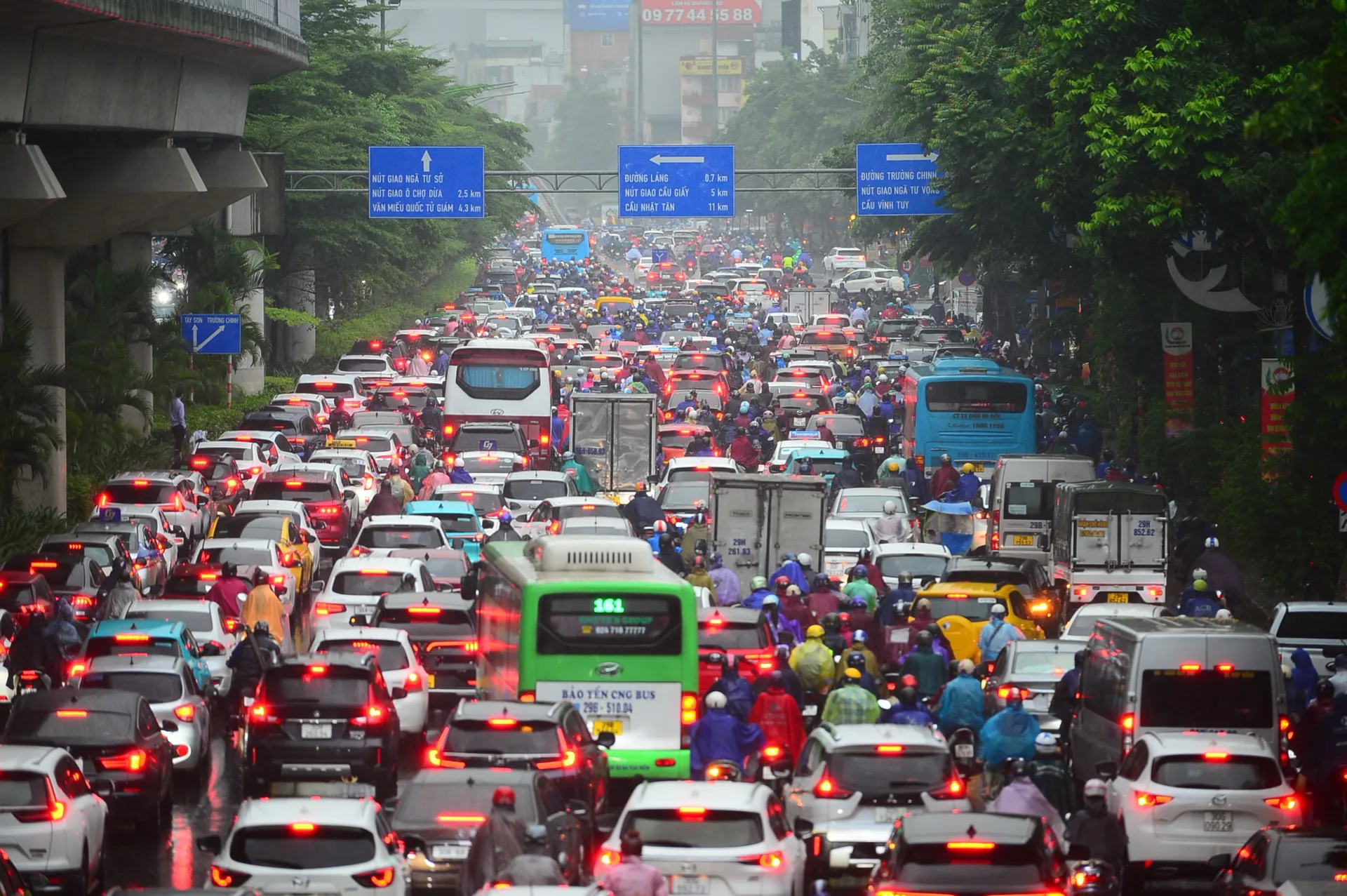 Hà Nội: mưa lớn đúng giờ cao điểm sáng, nhiều tuyến đường ùn tắc kéo dài