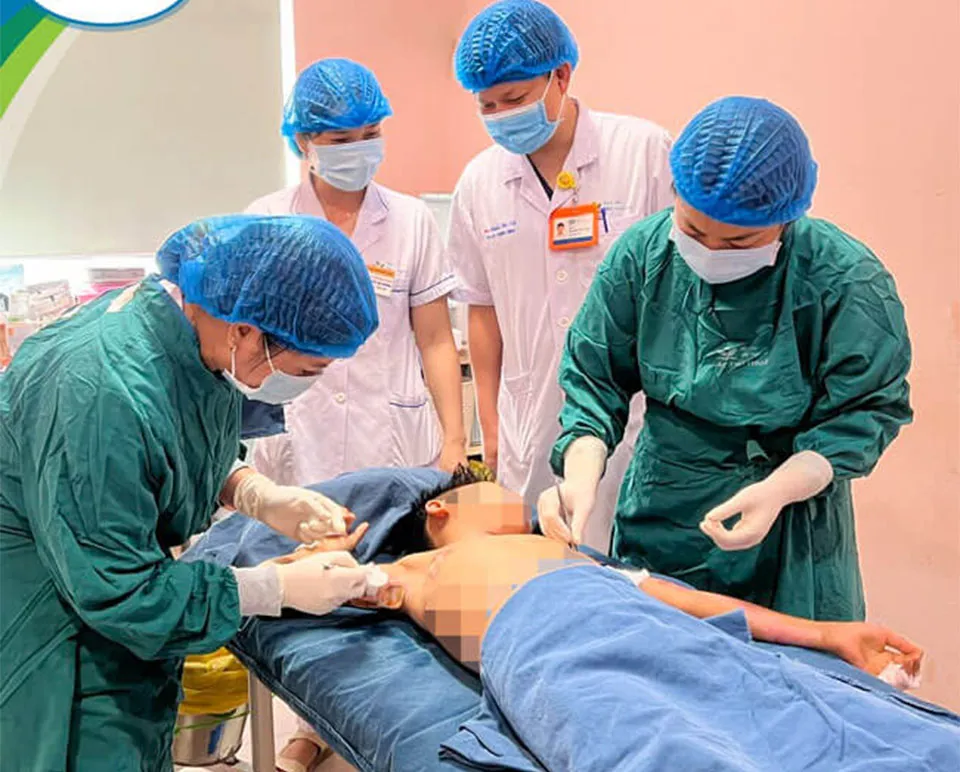 Một bé trai shock bỏng điện cao thế, bác sĩ cảnh báo đề phòng điện giật