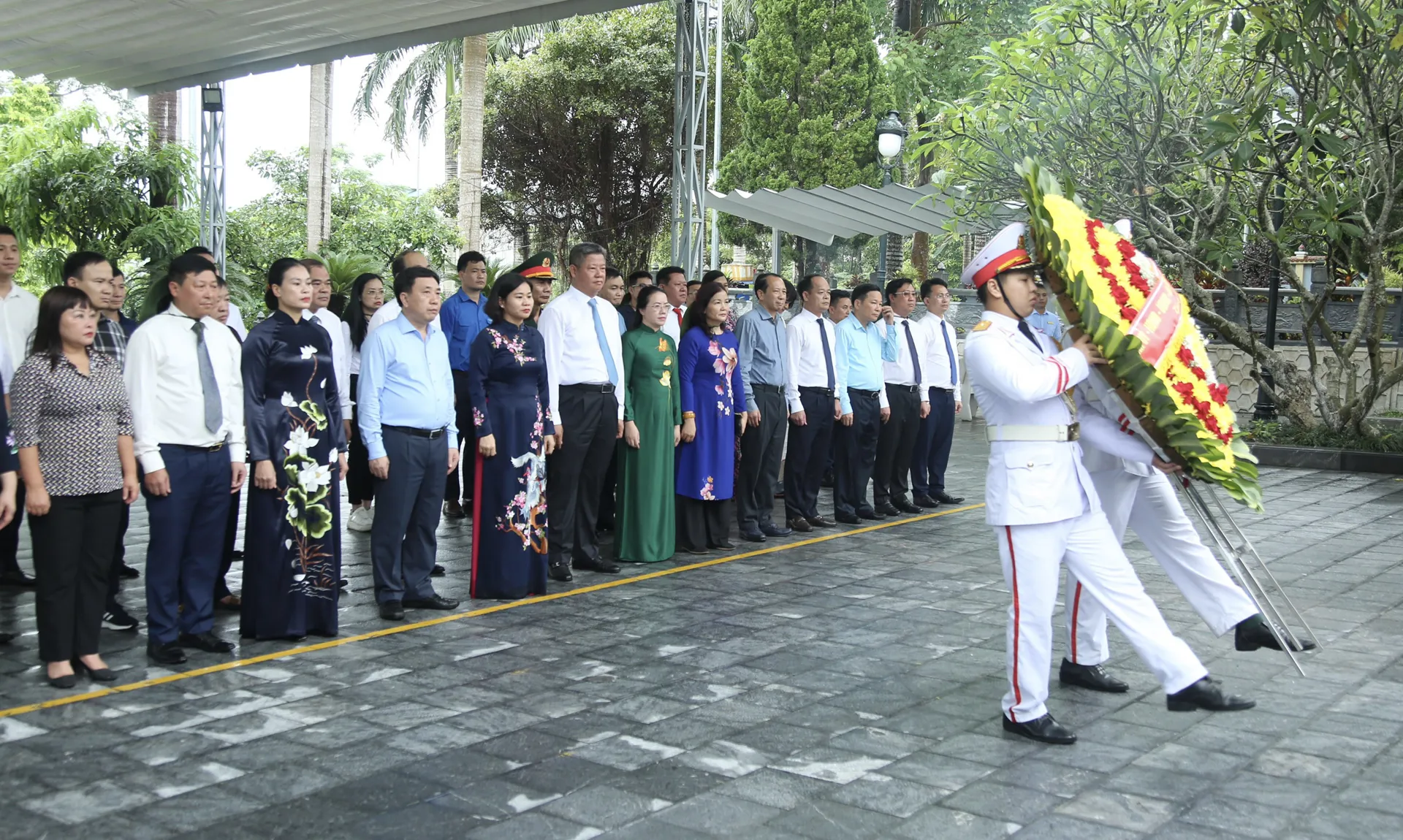 Đoàn đại biểu TP Hà Nội tưởng niệm anh hùng liệt sĩ mặt trận Vị Xuyên