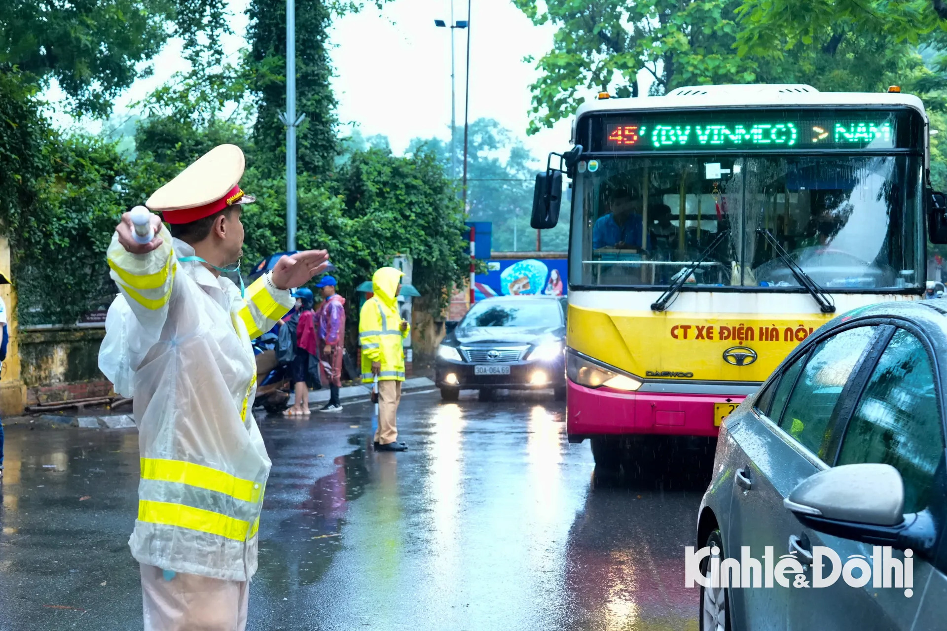 Đầu tuần mưa to, lực lượng chức năng “căng mình” điều tiết giao thông từ sớm