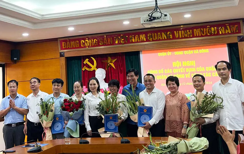 Quận Hà Đông điều động, bổ nhiệm nhiều cán bộ phòng chuyên môn và các phường
