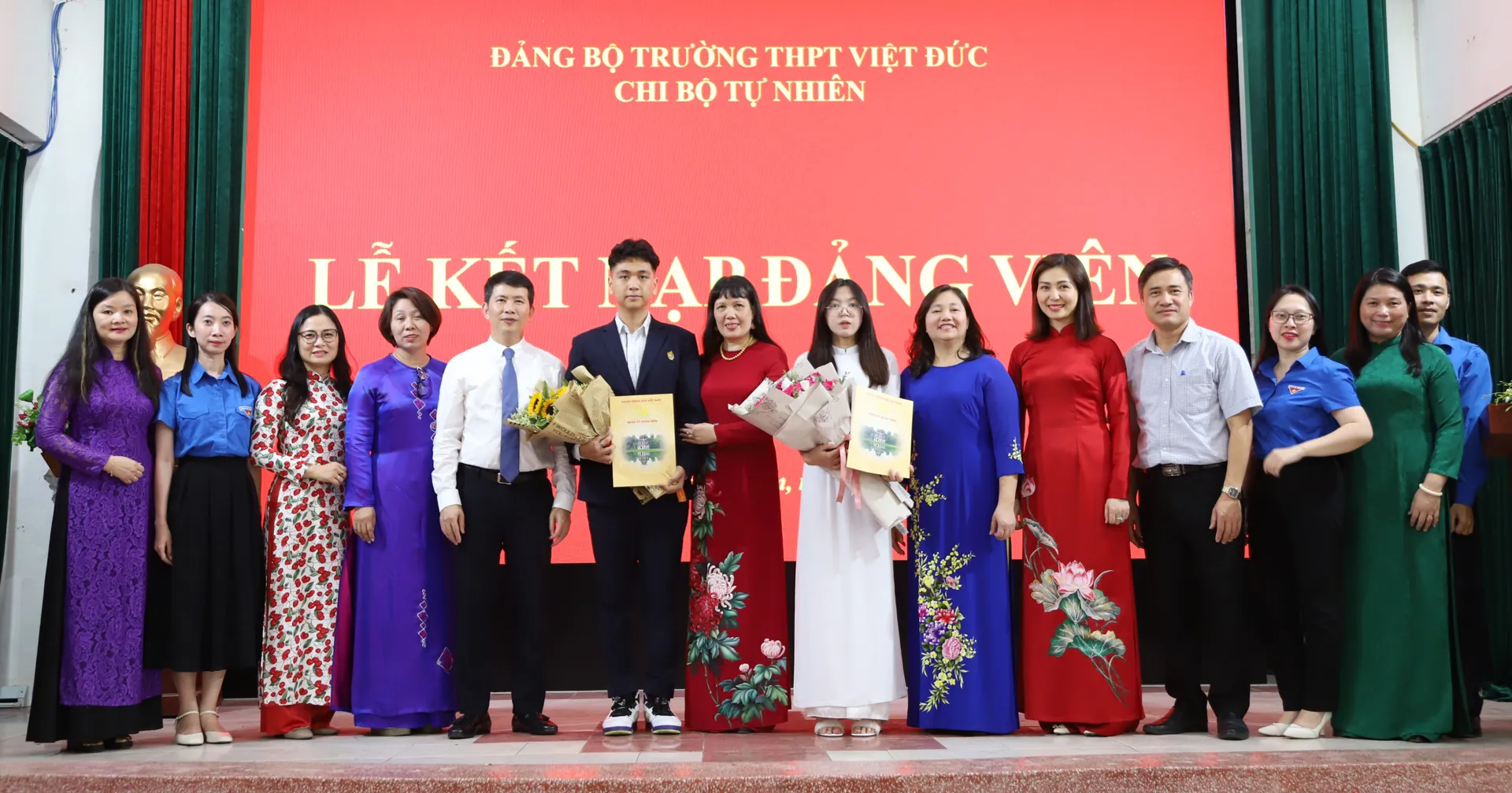 2 học sinh ưu tú trường THPT Việt Đức vinh dự được kết nạp Đảng