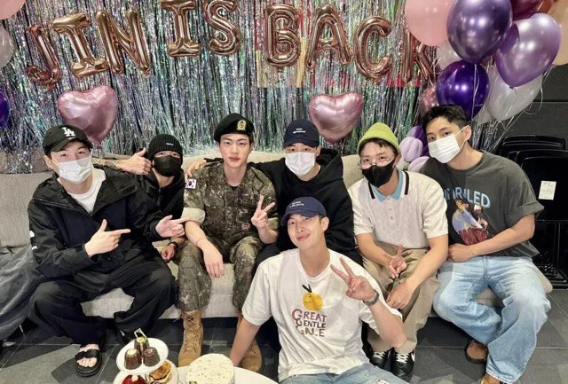 BTS liên tục lập kỷ lục dù thành viên vẫn đang làm nghĩa vụ quân sự