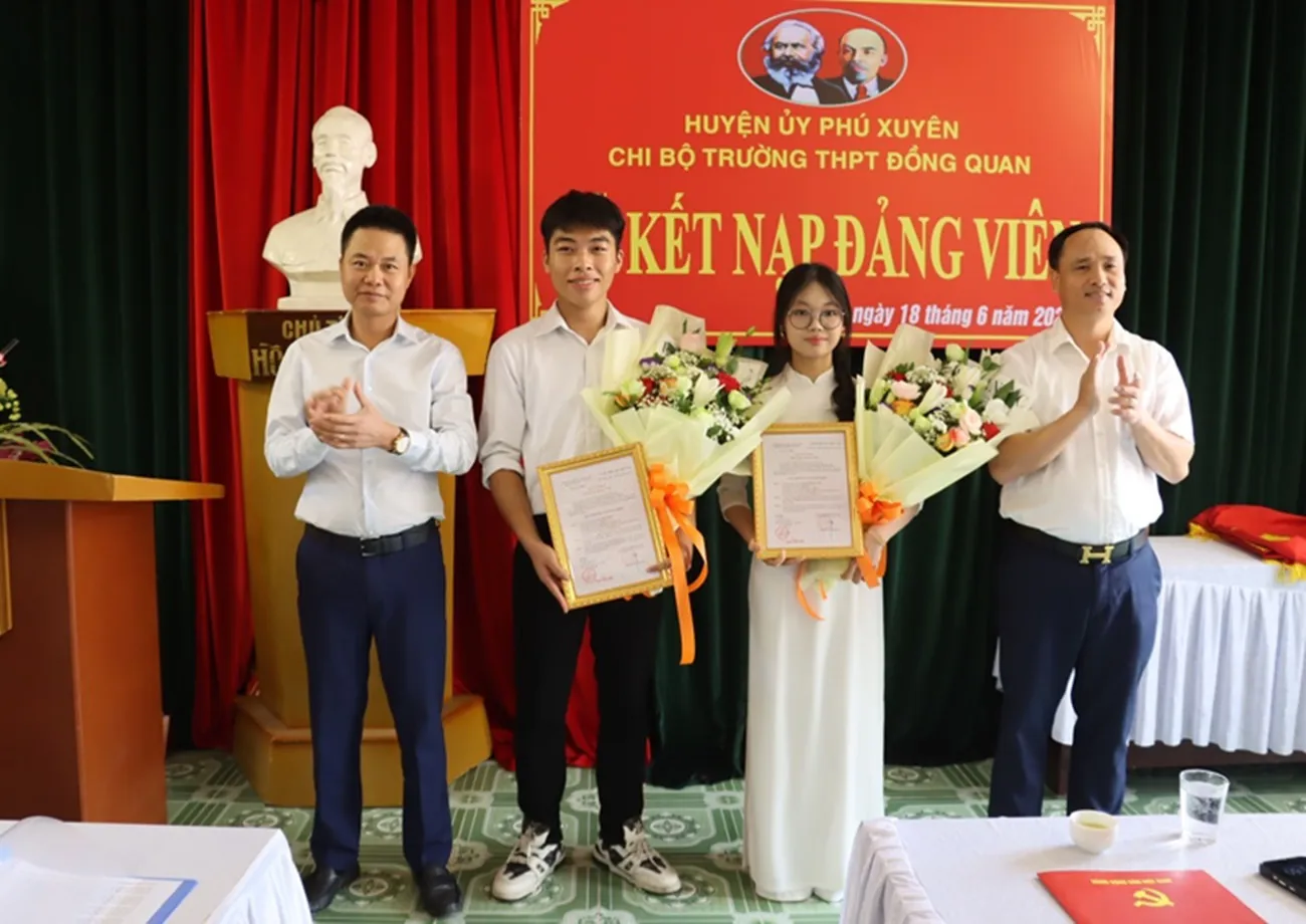 Huyện Phú Xuyên kết nạp đảng viên mới là hai học sinh trường THPT Đồng Quan