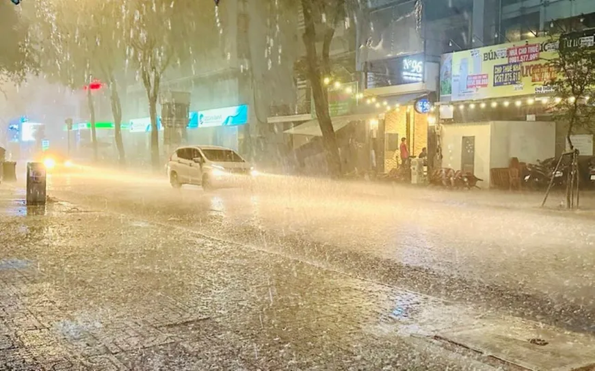 Mưa to cục bộ, dông, lốc, sét giải nhiệt khu vực nội thành Hà Nội