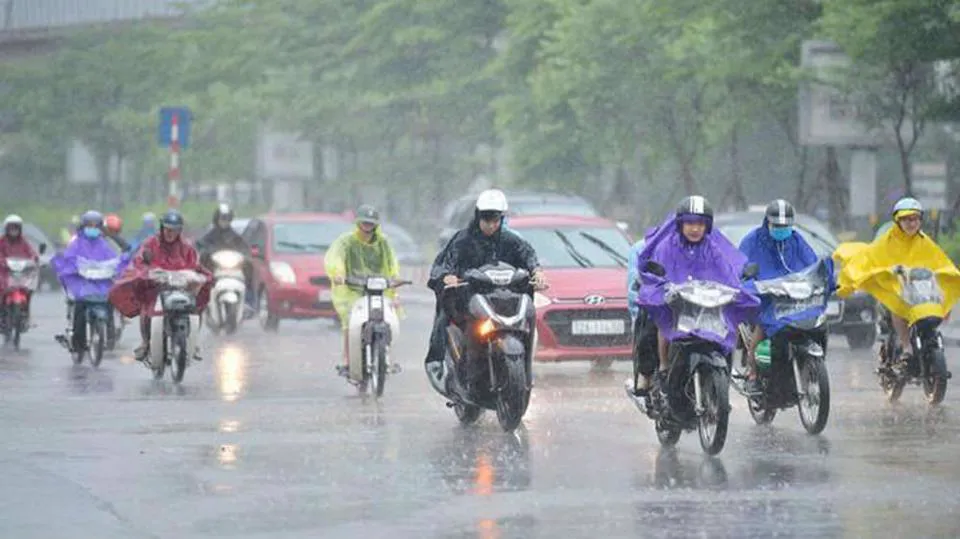 Hà Nội mưa to xối xả