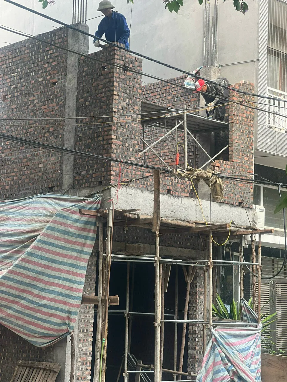 Quận Long Biên: giấy phép xây dựng cấp một đằng, bản vẽ điều chỉnh một nẻo