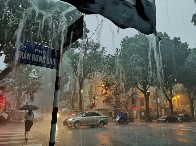 Hà Nội: mưa lớn cục bộ, lốc, sét kéo dài