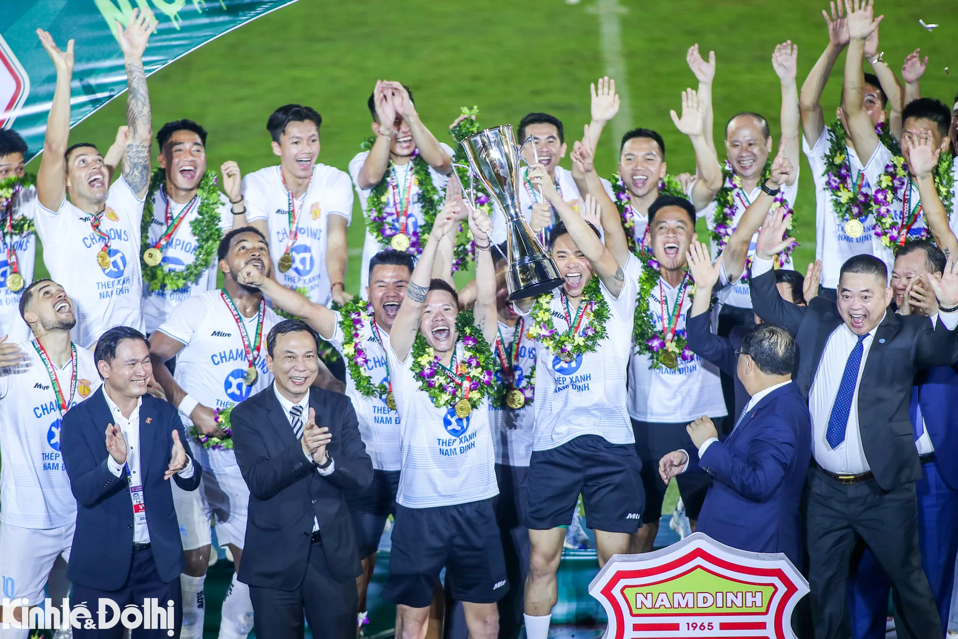 Màn nâng cúp lần đầu tiên trong lịch sử của Nam Định tại V-League 2023/2024