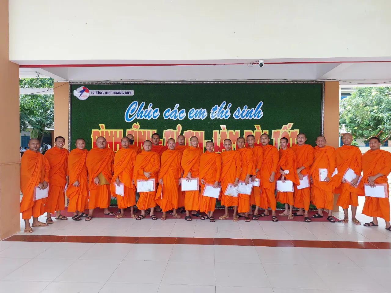 Sóc Trăng: ấn tượng màu áo cà sa của tăng sinh tại trường thi