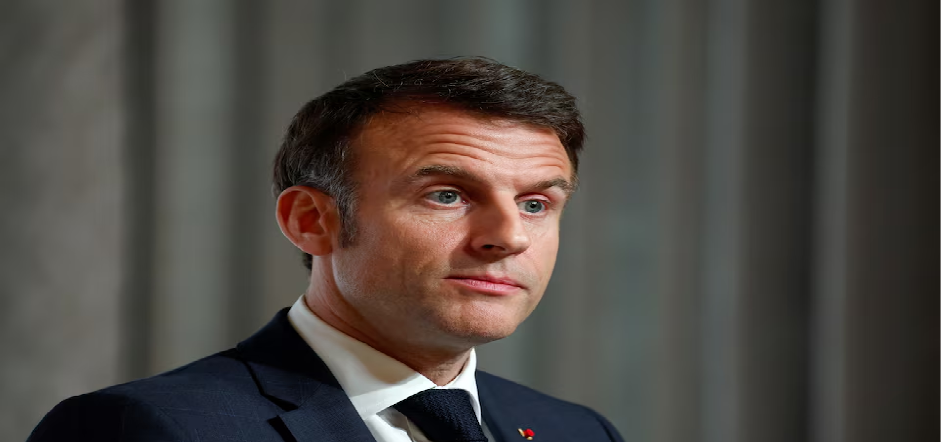 Ông Macron rơi vào thế khó trước thềm bầu cử