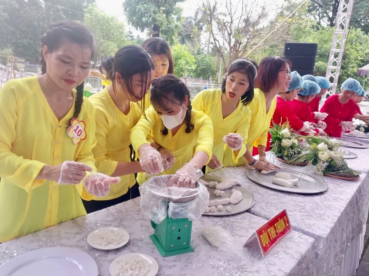 Sôi nổi Hội thi làm bánh trôi tại huyện Phúc Thọ
