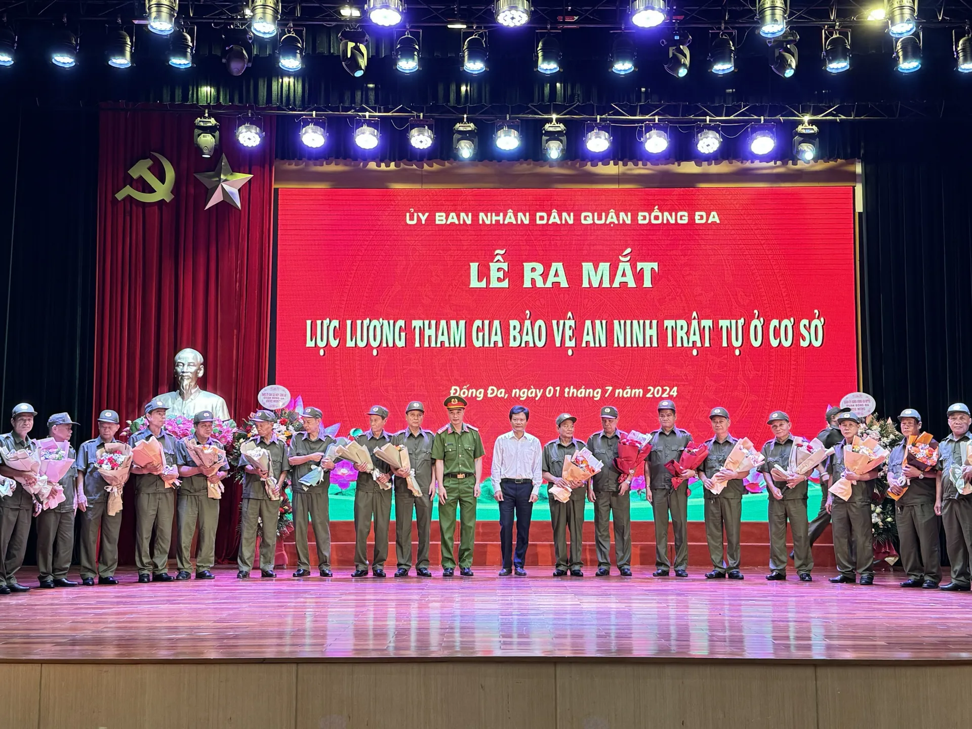 Quận Đống Đa ra mắt lực lượng bảo vệ an ninh trật tự tại cơ sở