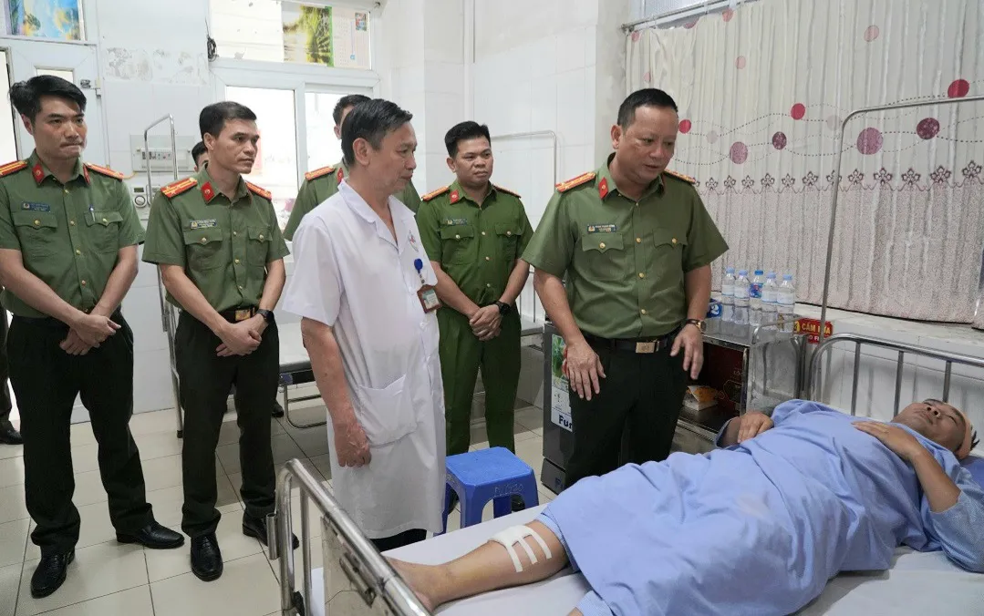 Phó Giám đốc Công an Hà Nội thăm chiến sĩ bị thương khi làm nhiệm vụ