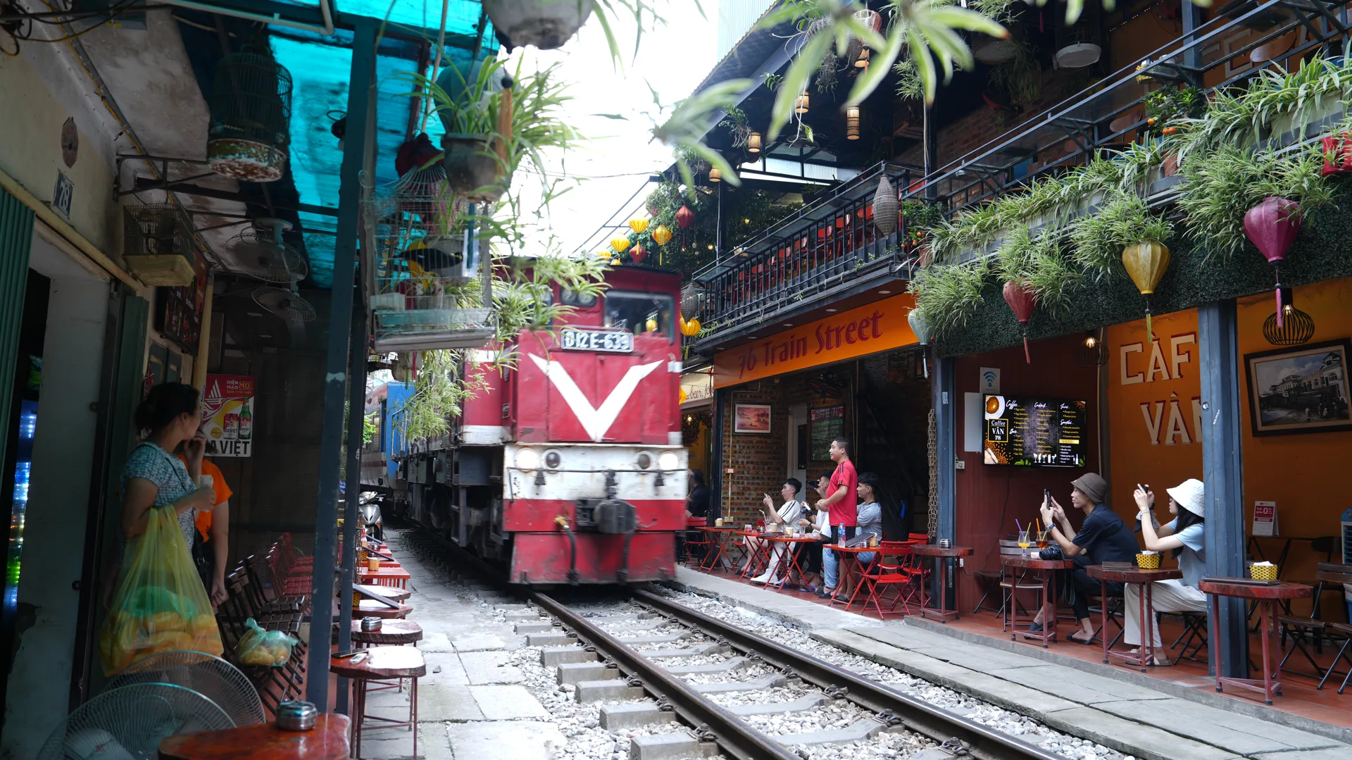 Vì sao cà phê đường tàu tại phường Hàng Bông vẫn còn đất diễn?