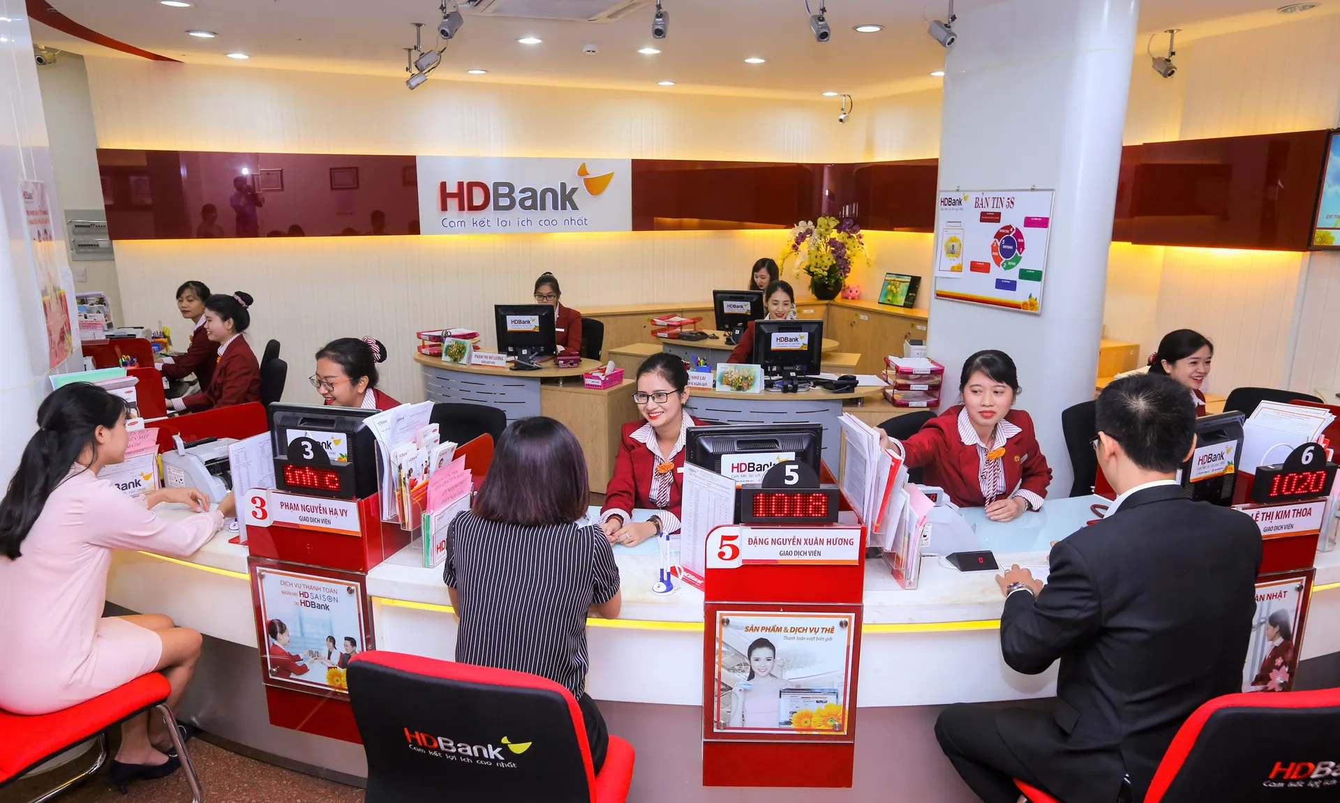 Chốt tiền chia cổ tức hấp dẫn, cổ phiếu HDBank tăng mạnh, thanh khoản kỷ lục