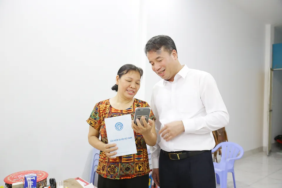 Hà Nội: gần 80% người nhận lương hưu theo mức hưởng mới không dùng tiền mặt