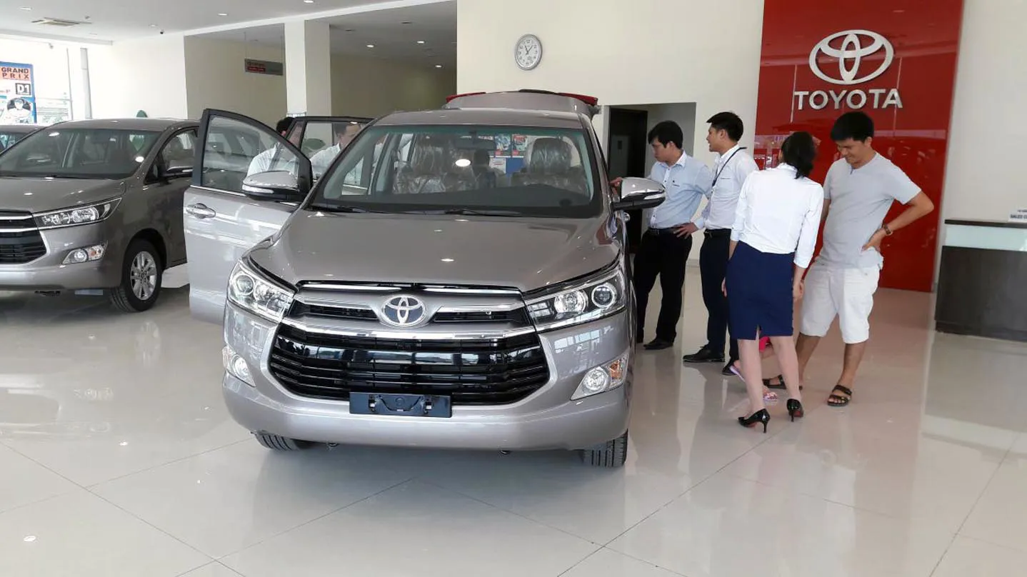Khách mua ô tô chờ tin vui giảm lệ phí trước bạ