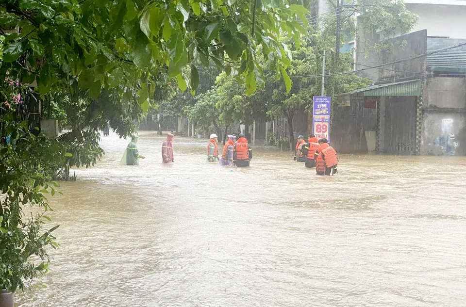 Hà Nội và nhiều địa phương ở Bắc Bộ hứng chịu lượng mưa lớn trên 50mm