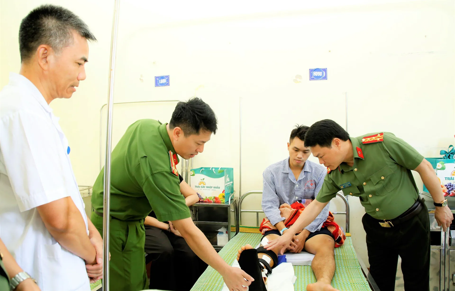 Giám đốc Công an tỉnh Nam Định thăm chiến sĩ bị thương khi làm nhiệm vụ
