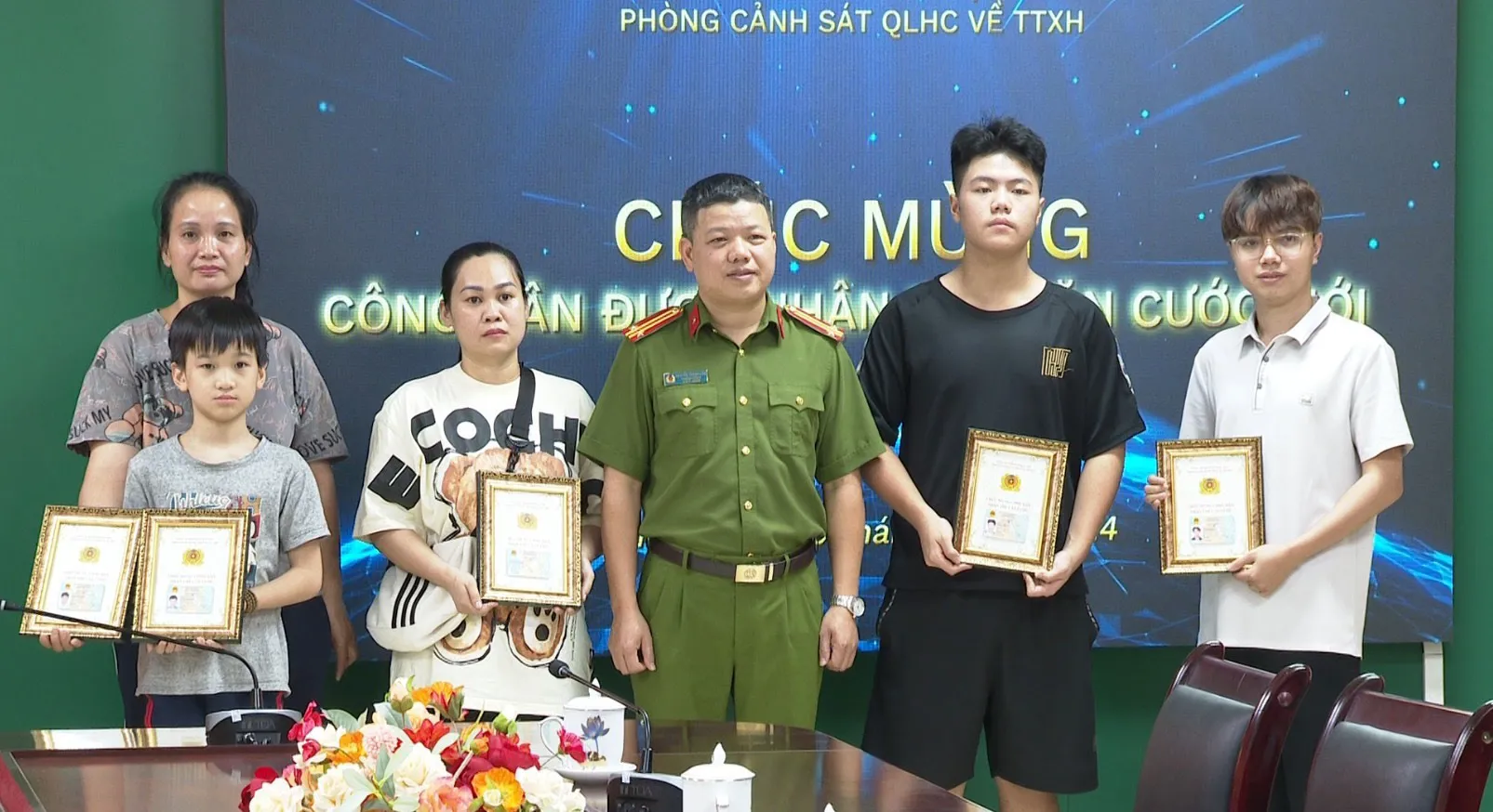 Những công dân dưới 14 tuổi đầu tiên tại Hà Nội được nhận Căn cước