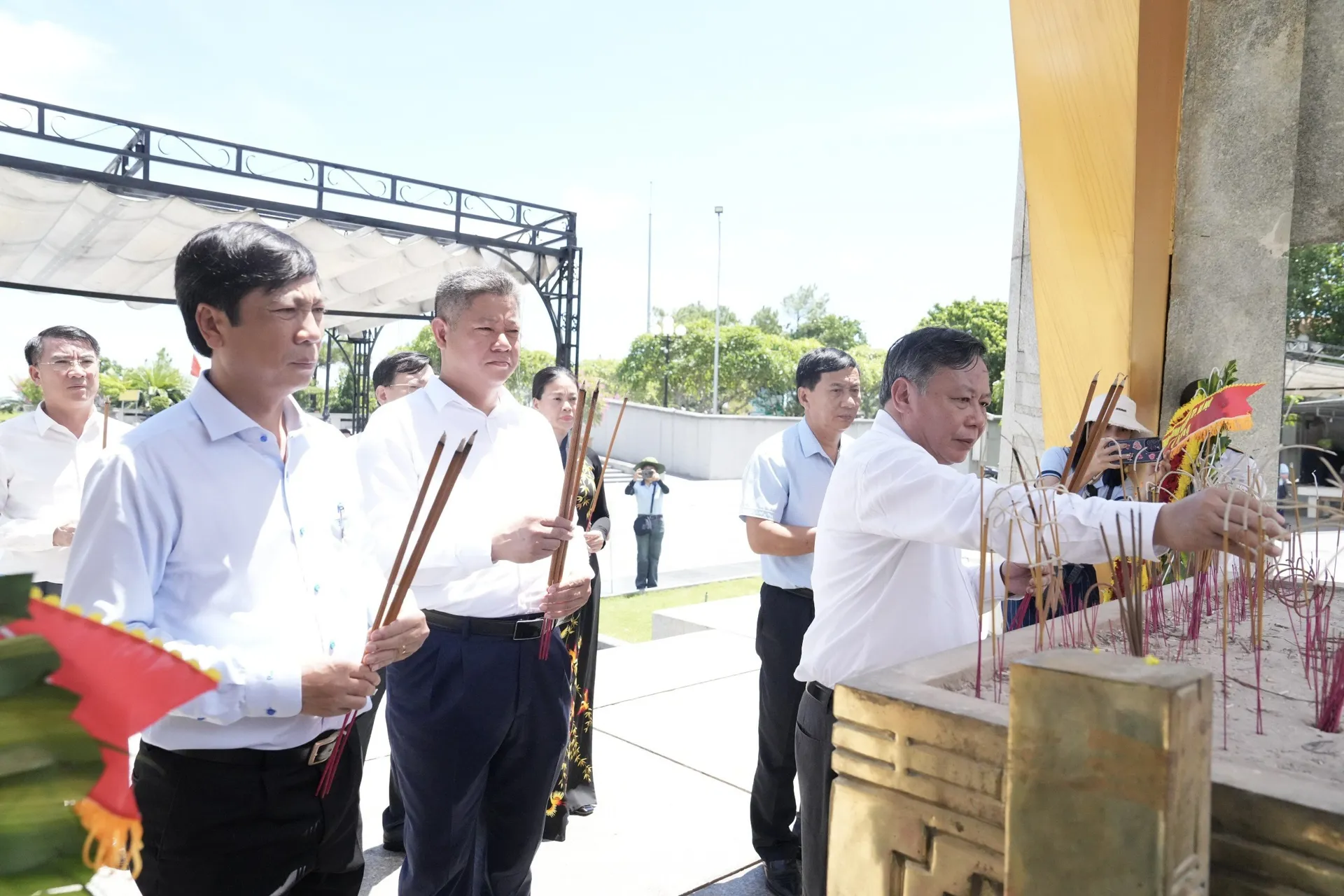 Đoàn đại biểu TP Hà Nội viếng các anh hùng liệt sĩ tại tỉnh Quảng Trị