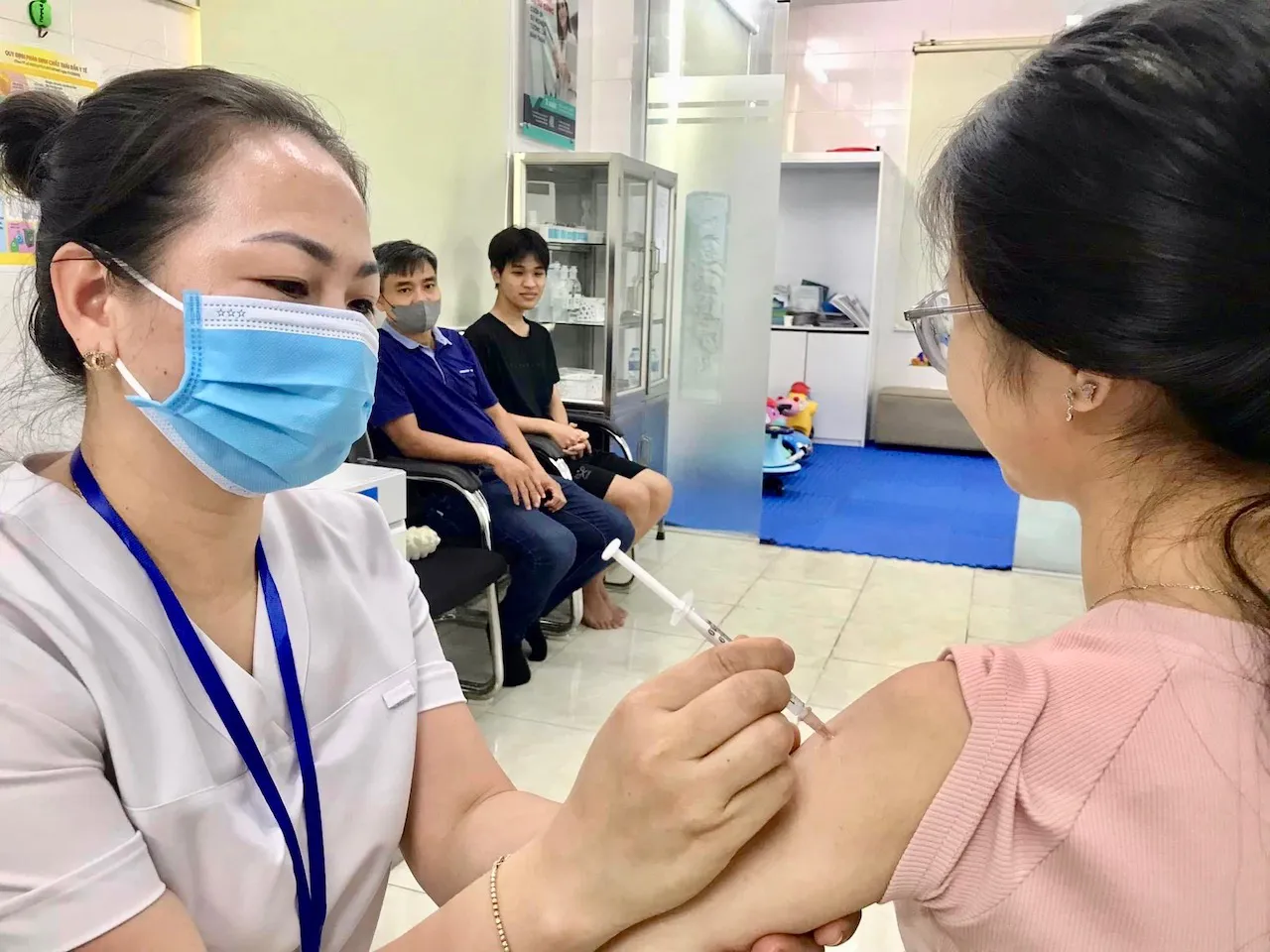 Huyện Sóc Sơn tập trung tiêm phòng vaccine phòng bệnh bạch hầu cho trẻ em