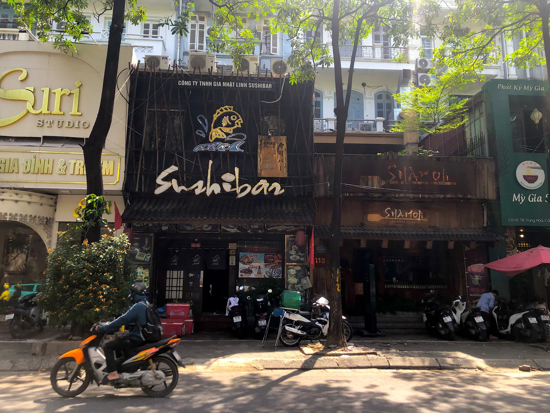 Tràn lan biển hiệu quảng cáo sính ngoại