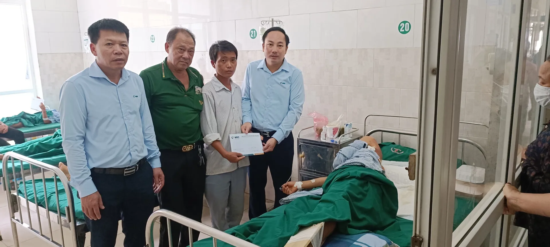 VNI tạm ứng lần 1 hơn 250 triệu đồng bảo hiểm cho các nạn nhân