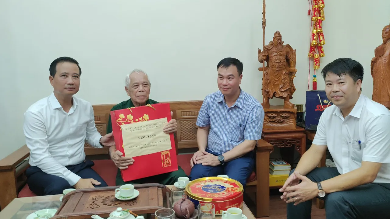 Lãnh đạo quận Hoàng Mai thăm hỏi, tặng quà gia đình chính sách