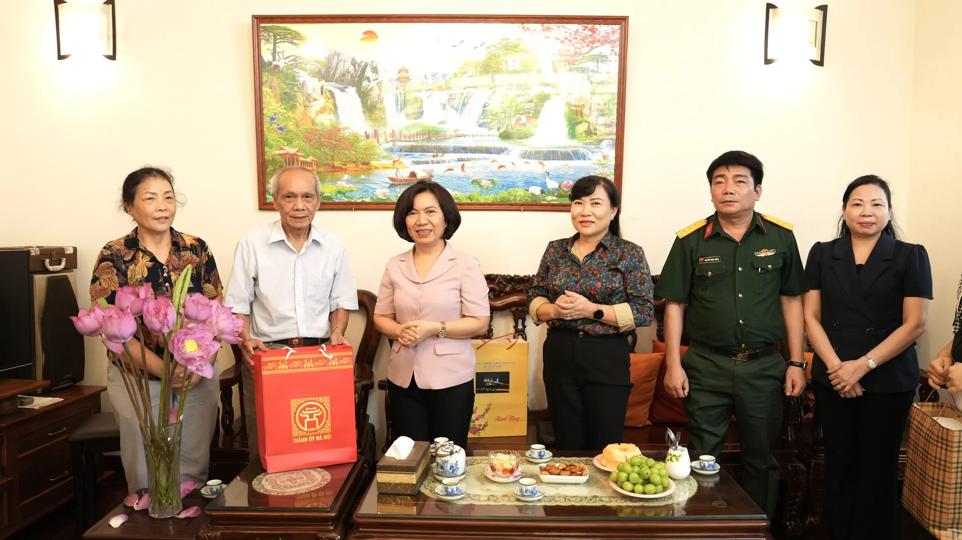 Lãnh đạo quận Tây Hồ thăm, tặng quà người có công với Cách mạng dịp 27/7