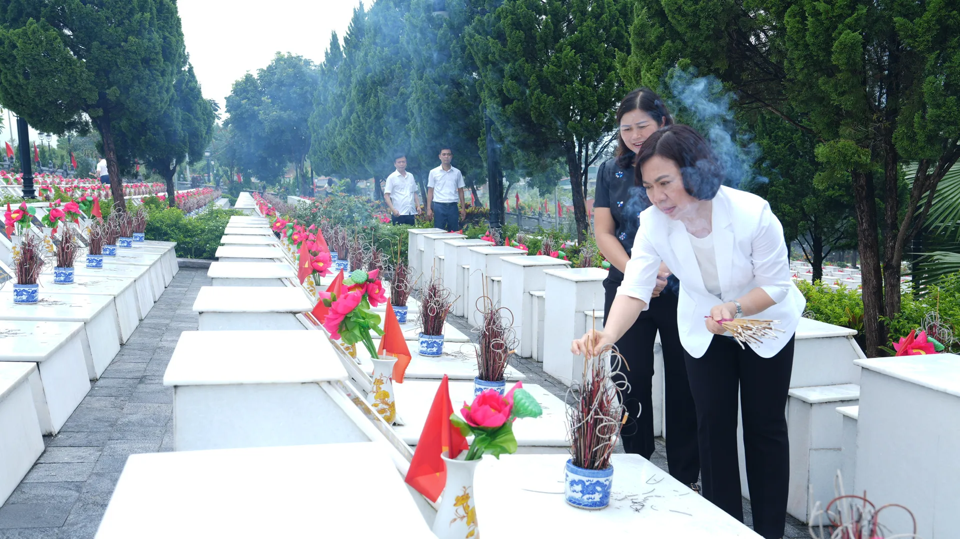 Quận Tây Hồ dâng hương tưởng nhớ anh hùng, liệt sĩ tại nghĩa trang Vị Xuyên