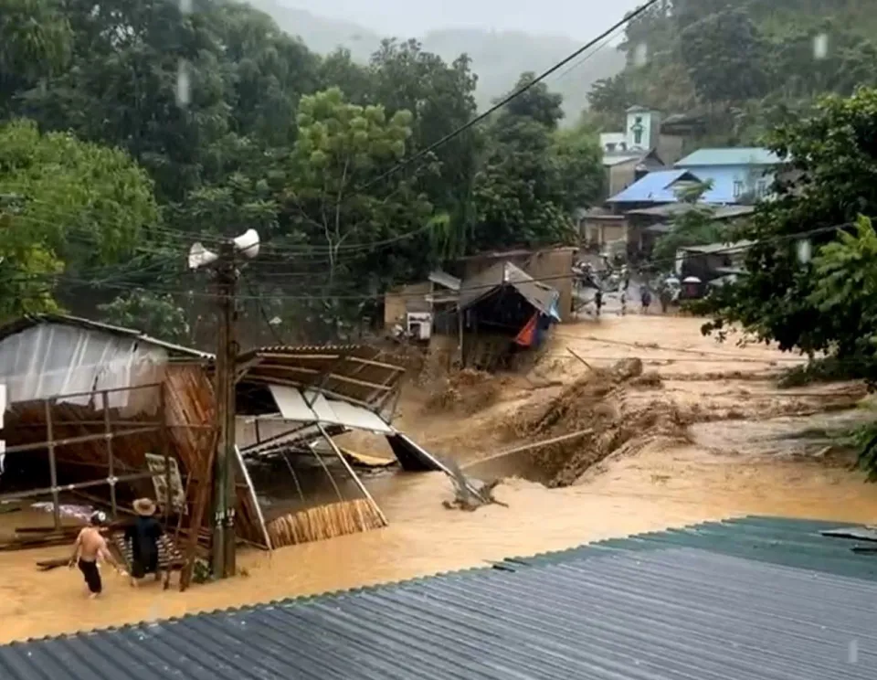 Thanh Hóa: lũ cuốn trôi 2 căn nhà tạm