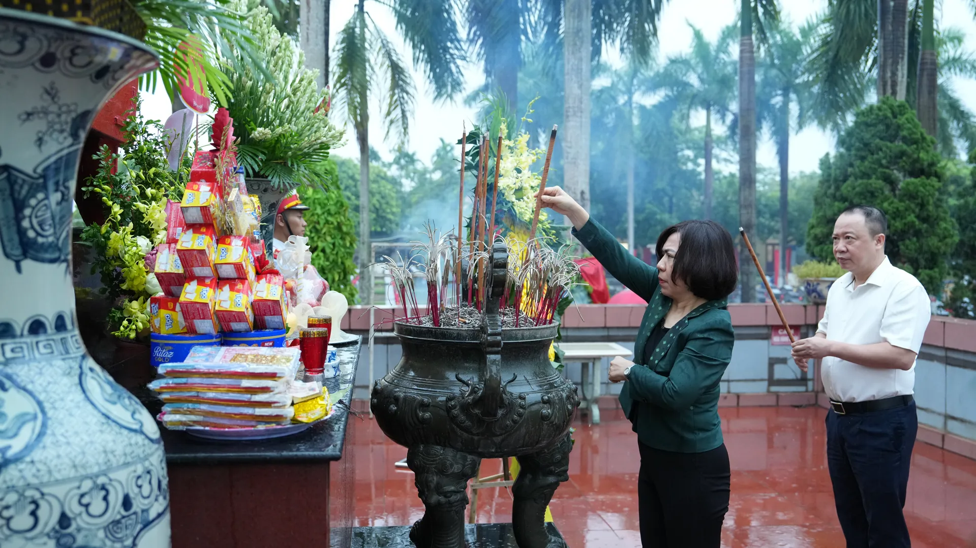 Quận Tây Hồ dâng hương tưởng nhớ anh hùng liệt sĩ tại nghĩa trang Hà Nội