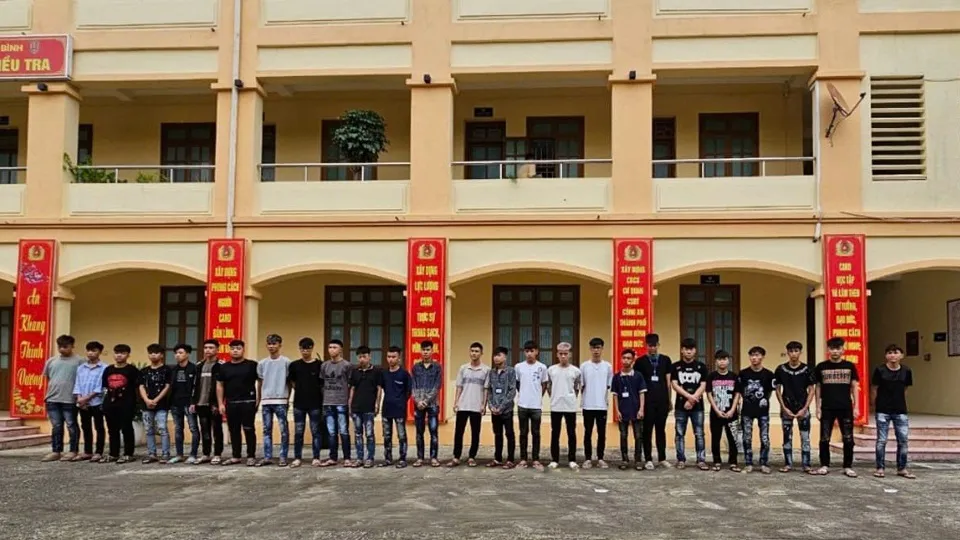 Khởi tố nhóm đối tượng mang dao phóng lợn chặn đánh người