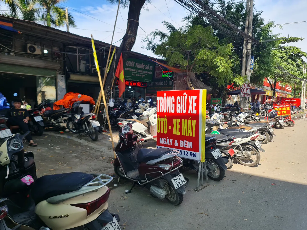 Chiếm dụng lòng đường, vỉa hè trông giữ xe trước cổng Bệnh viện K Tân Triều