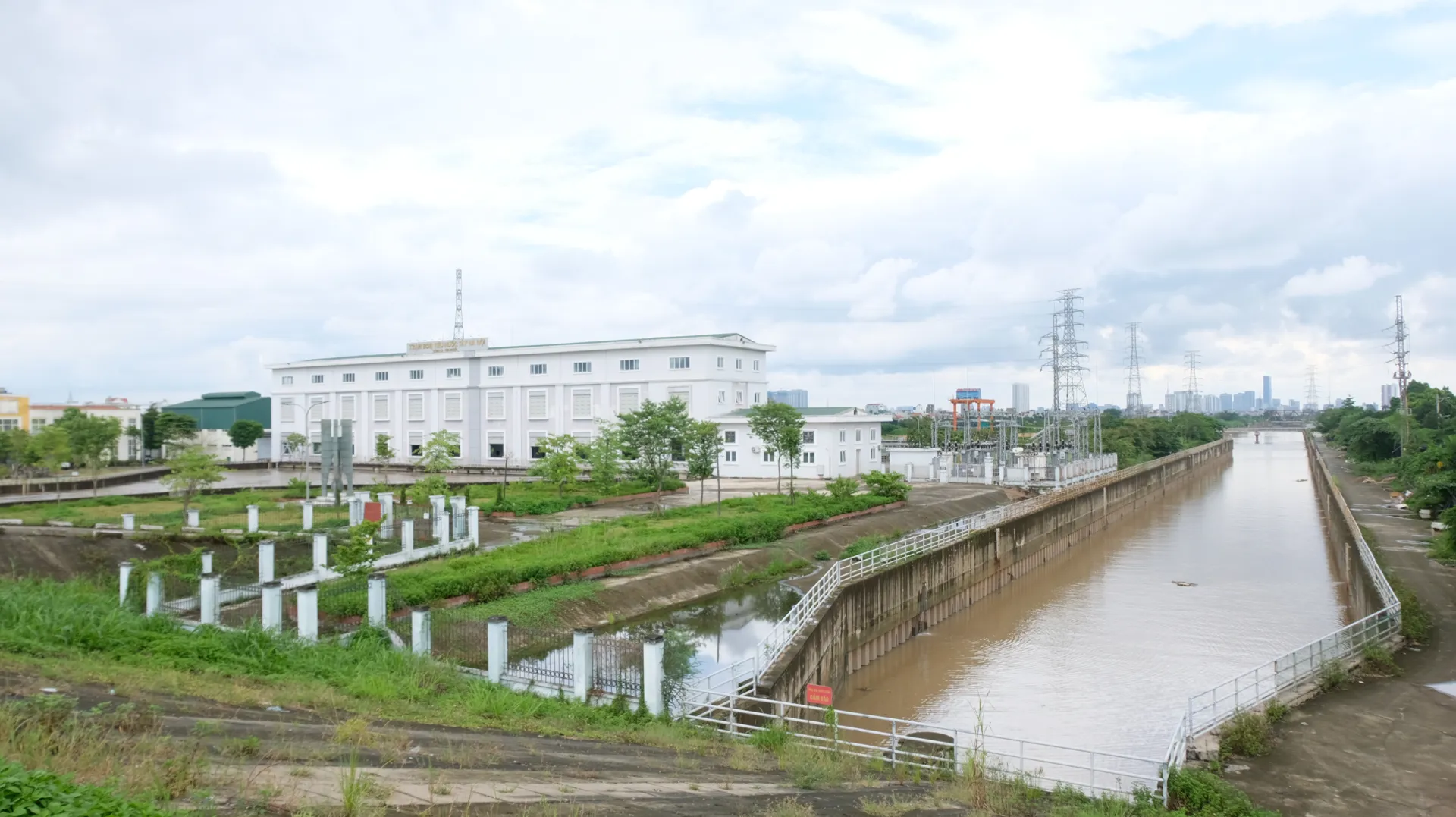 Cận cảnh trạm bơm “khủng” vận hành suốt ngày đêm chống ngập cho Thủ đô