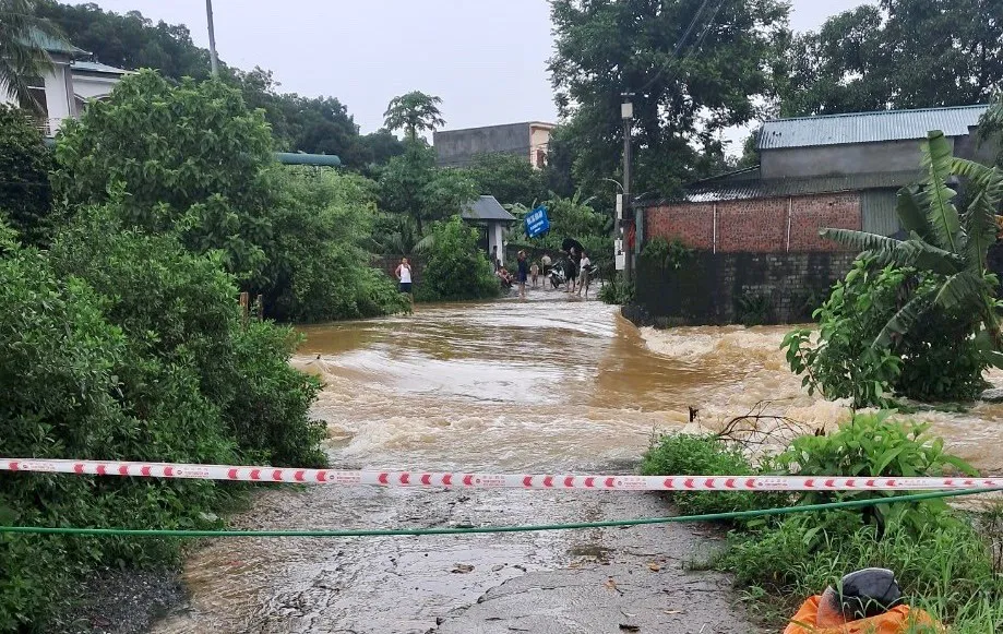 Mưa lũ còn phức tạp, Hà Nội đề nghị sở ngành, địa phương “không chủ quan”