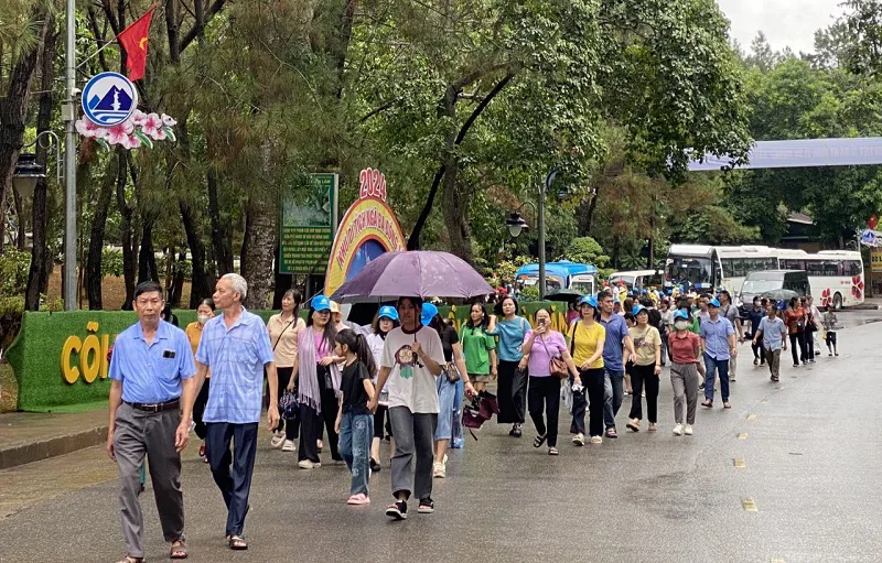 Hà Tĩnh: hàng vạn du khách dâng hương tưởng niệm tại Ngã ba Đồng Lộc
