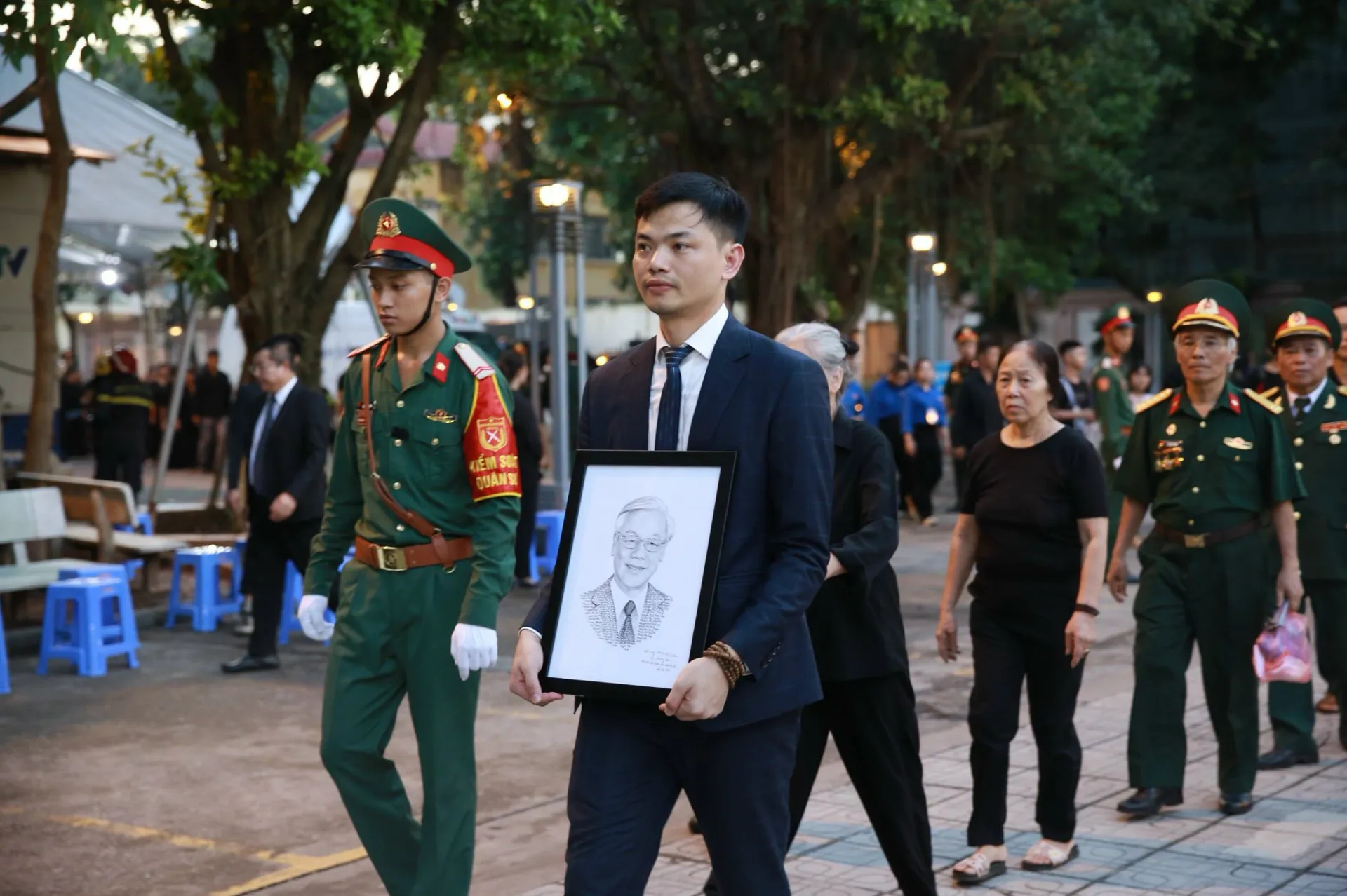 Từ 18h (ngày 25/7), người dân xếp hàng thành từng dòng vào viếng Tổng Bí thư Nguyễn Phú Trọng
