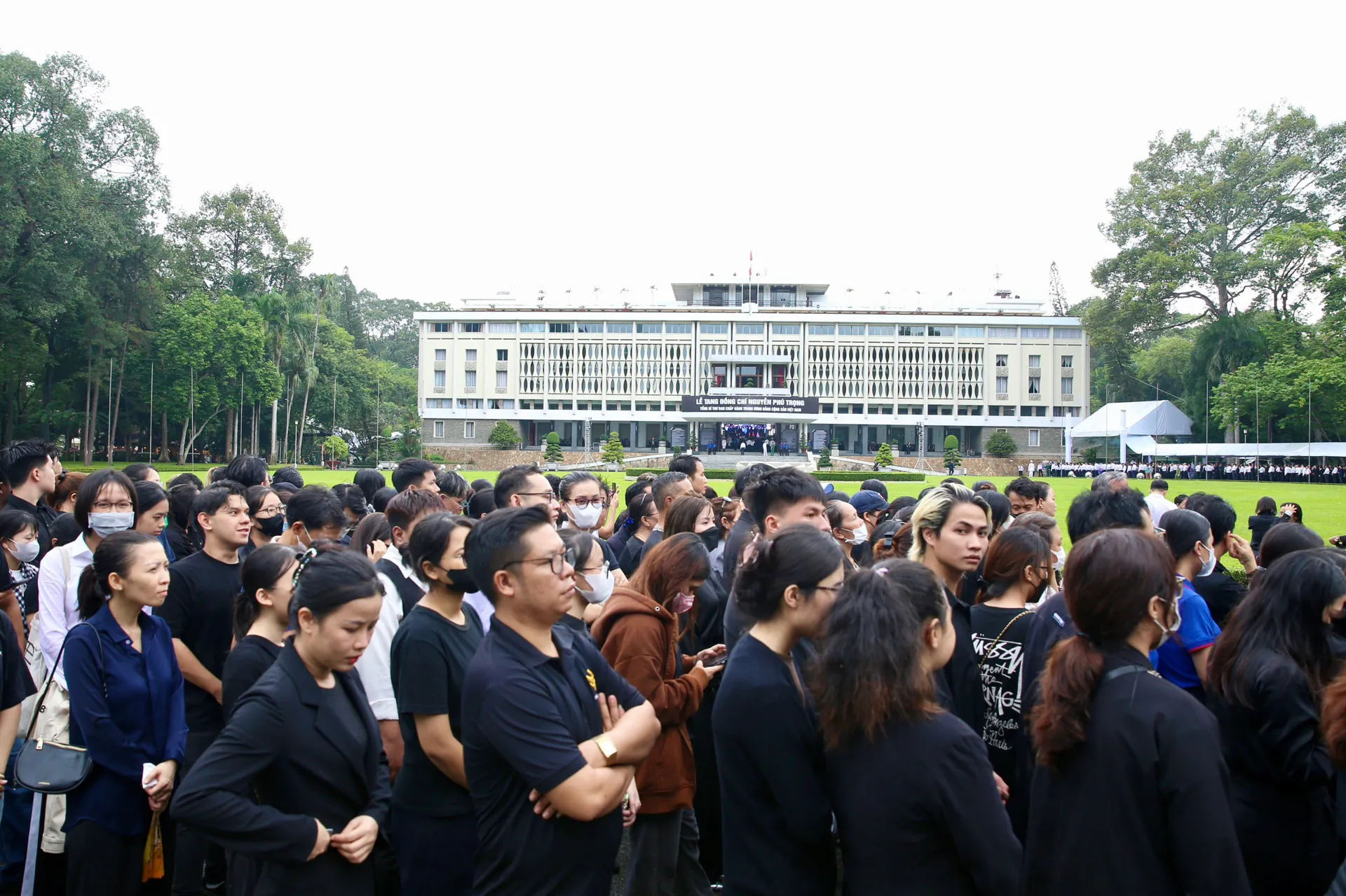 Người dân nghẹn ngào tiễn biệt Tổng Bí thư Nguyễn Phú Trọng