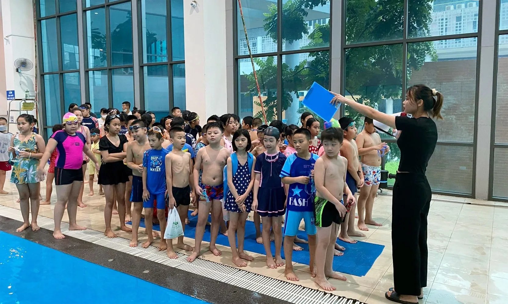 Quận Hoàng Mai dạy bơi miễn phí cho trẻ em có hoàn cảnh khó khăn