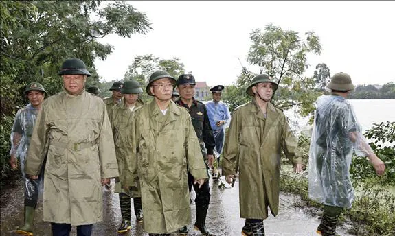Phó Thủ tướng Chính phủ Lê Thành Long thị sát vùng lũ tại huyện Chương Mỹ