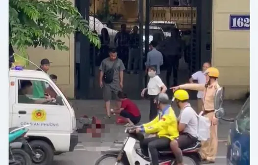 Một người đàn ông bị chém gục trên vỉa hè ở Hà Nội